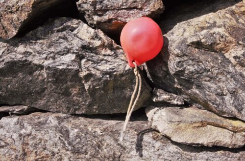 Gestrandet Felsen mit Boje
