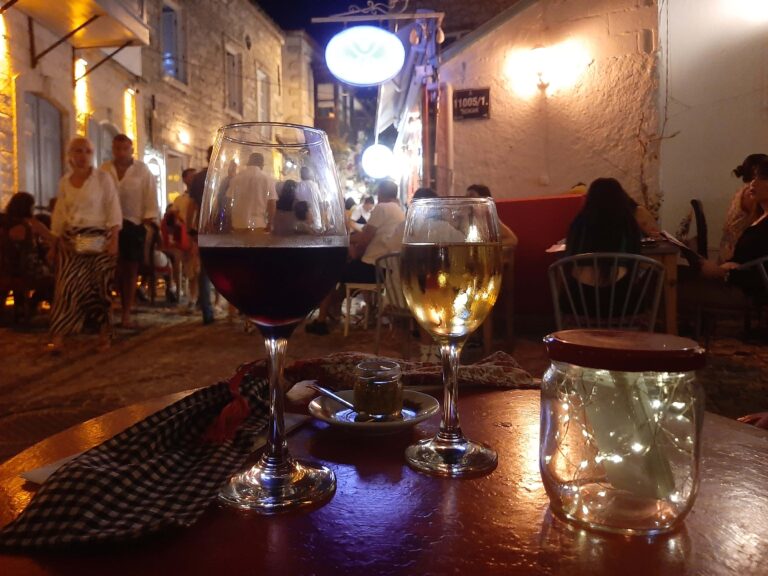 Speisen in der Türkei:  Kokorec und Ziegenmilcheis