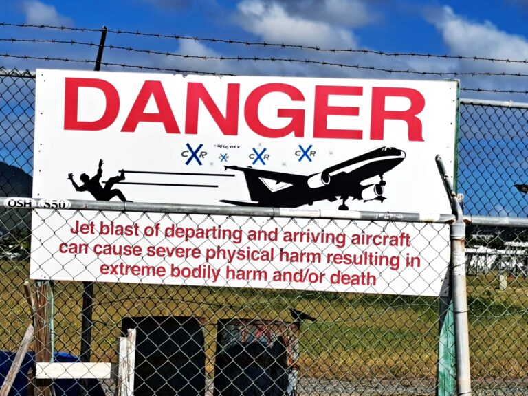Maho - Beach - der Karibikstrand an der Flugzeuglandebahn