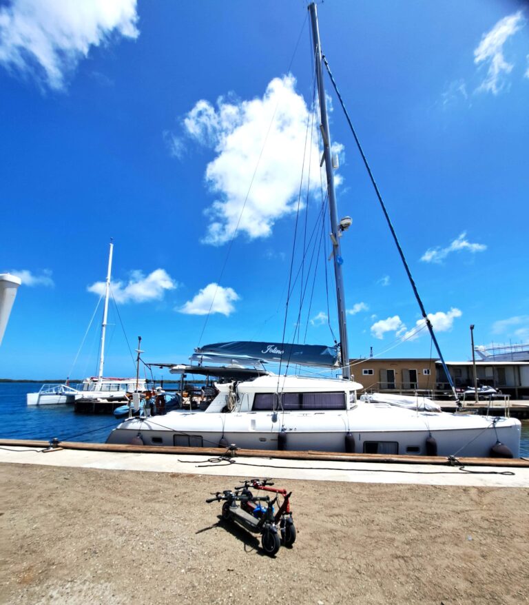 Joline kommt aus dem Wasser