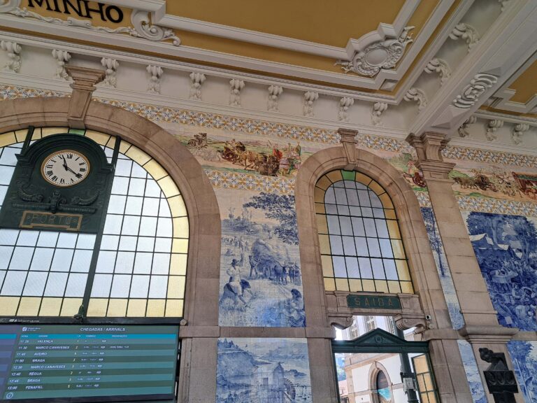 Der Bahnhof Sao Bento in Porto - ein portugiesisches Kunstwerk- Azulejo-Kunst erleben