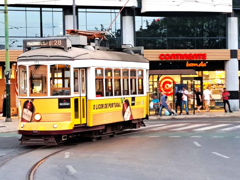 Mit der berühmten Eisenbahn - Linie 28 E durch Lissabon