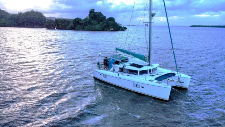 Katamaran "Joline" in der Samanabucht aus der Vogelperspektive